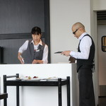 くらすわ レストラン - 【くらすわ★サービスが丁寧】 厨房で作られたメイン料理が、運ばれてきます。