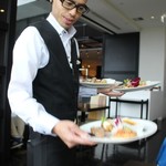 くらすわ レストラン - 【くらすわ★サービスが丁寧】 スマートな接客で、料理を運んできます。 この店員さん、インパクトあり！