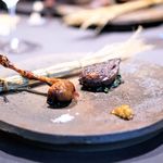 小鳩　胸肉の台湾香辛料（馬告）焼き 　　　　腿肉の五香脆皮仕立て