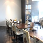 くらすわ レストラン - 【諏訪市にある「くらすわ」】 店内。諏訪湖を眺めながら食事をすることができます。