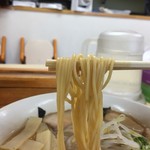 中華そば うりぼう - 硬めのストレート麺。