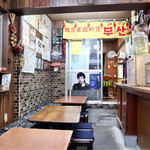 釜山 - 奥に長い古民家風の空間