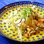 Marine Bar 日の出丸 - 淡路島玉ねぎとブラウンマッシュルームのチーズサラダ