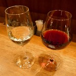 フランスワインシャルドネの白ワインとピノノワールの赤ワイン