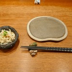 お通しは鶏皮のポン酢