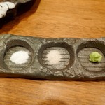 鶏一途 - 宮古島の塩（左）・パキスタンの岩塩（中央）・ワサビ