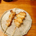 鶏一途 - 皮  雄（左）雌（右）