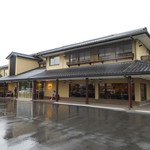 近江牛 毛利志満 - 国道8号線 東川町交差点にあります。