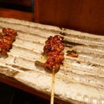 鶏一途 - サガリ（左）と背ぎも（右）