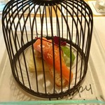 フローラ - 籠に閉じ込めたスモークサーモントラウトのゴーストとレーズンポテトサラダ