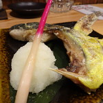 居酒屋 磯飯倶楽部 - ◆シイラ：カマ塩焼き（700円）・・釣り魚だそう、、ハワイでは高級魚という説明も面白い。 淡白な味わいですが、旨みは感じます。