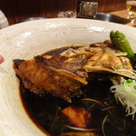 居酒屋 磯飯倶楽部 - ◆本日の煮魚は2種類（鯛またはカンパチ）から選べましたので「鯛」を。 時間をかけて丁寧に調理されますので、お味が浸みていて美味しい。 量もタップリ・・
