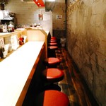 らー油肉つけうどんの南哲 - 洋楽がかかる店内。