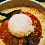 らー油肉つけうどんの南哲 - 〆の追い飯は普通盛りご飯(１８０円)で。器が大きいから、ご飯が小さく見えますね。