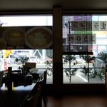 はし友ラーメン - カウンターから正面を見る