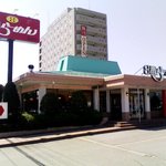 ８番ラーメン - 外観もファミレスです。