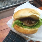 ウエムラ・ベース - 薄っぺらい肉が４枚入ったサプライズ感のない白老牛ステーキバーガー(850円)