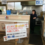 たかのはし - 店内に入ったらまっすぐ進みます。前に人がいたら左で待ちましょう。