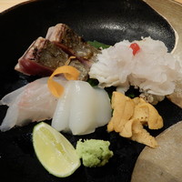 口福 みなみ - 造り盛り合わせ（あこう，赤うに，赤イカ，ヨコ藁タタキ，真鱧の焼き霜）