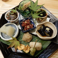口福 みなみ - 八寸（ピリ辛こんにゃく，揚げと小松菜，石川産岩もずく，タコの柔らか煮，大根煮，おから，里芋揚げ）