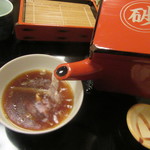 室町 砂場 - 蕎麦湯を注ぐ