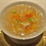 Lung King Heen - 蟹の卵と身がたっぷり、冬瓜のスープ。