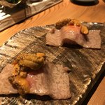 吉祥寺 三うら - 和牛握りの炙り ウニ乗せ