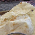 インド&ネパール料理 マナカマナ - 大きな窯焼きのナンの上には米や豆で作ったパリパリのパパドが乗ってます。
            
            ランチはナンやご飯のお替りが出来ますよ。
