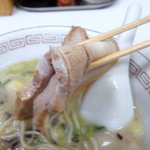 ラーメンまむし - 大振りで厚切りのチャーシューは食べ応え十分です！