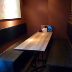 チョンハ食堂 - 広々としたグループ席。多少の人数でもゆったりと使える。