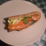 ベッカライ　シュタインメッツ - スモークサーモンと燻製鯛のサンドイッチ