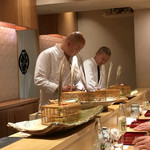 銀座 しのはら - 料理中の真剣な眼差し