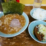 家系ラーメン まこと家 - ラーメン並  ¥700  小ライス ¥100  秋刀魚の蒲焼 ¥300