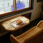 Rainbow Cafe - ランチパスポート  ココナッツバナナワッフル と外が見えるオシャレな籐の席で♪