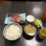 和楽 - 5分すると刺身、ご飯、味噌汁が届く