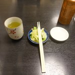 和楽 - 席に着くとまずはお茶・浅漬け・醤油皿、そして注文