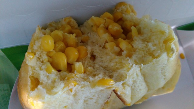 コーンパン』by ひしもち : 美瑛選果 新千歳空港店 - 新千歳空港/パン