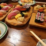 いろは寿司 - 松のにぎり（右）＋竹のにぎり（中央）