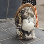 そば処　鴨亭 - 暖簾の下で、たぬきがお出迎えしてくれました。