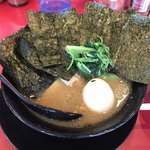 家系ラーメン王道 王道之印 - 若干雑な盛り付け 