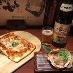 千年の宴 - 海老たっぷりピザ ¥627-  大瓶ビール ¥573-  (2017.10.17)