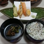 旅館 月見荘 - 天ぷらとわかめご飯