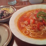 ピーコック - 生パスタセット（サラダ、パン付き）。
