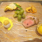 小熊 - 八寸（鰆、京都産川エビ、京都産黒豆、きぬかつぎ、山口産無角牛、フルーツほおずき）