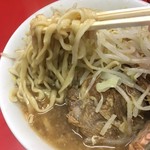 ラーメン二郎 - オーション、平打ちの麺