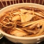 味奈登庵 - #食べログ的に撮るとこうなる。  
      安心・安定の肉南蛮そば。
      肉もねぎもしっかり加わっており、お値段以上の充実。