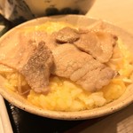 味奈登庵 - そして肉南蛮そばから肉とねぎをエクスポート！  
      もちろん汁をかけて。
      またしても勝手に丼ものを作る。
      というわけで、かけそばとちょっとゼイタクな玉子かけごはんのセットとなる。