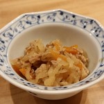 軍次家 - お通しは大根と人参のきんぴら