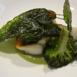 魚料理　旬の鮮魚のポワレあさりとブロッコリーのソース
          