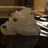 鮨 やすみつ - プリプリとした歯応えとつるっと滑る表面。
                  脂と旨味は感じる。少し冷たく提供。